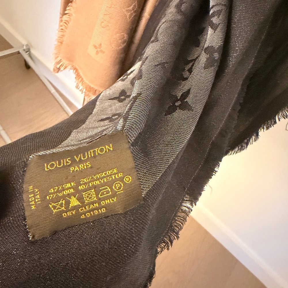 Collection of 2 Louis Vuitton Monogram Scarves - Picture 3 of 7